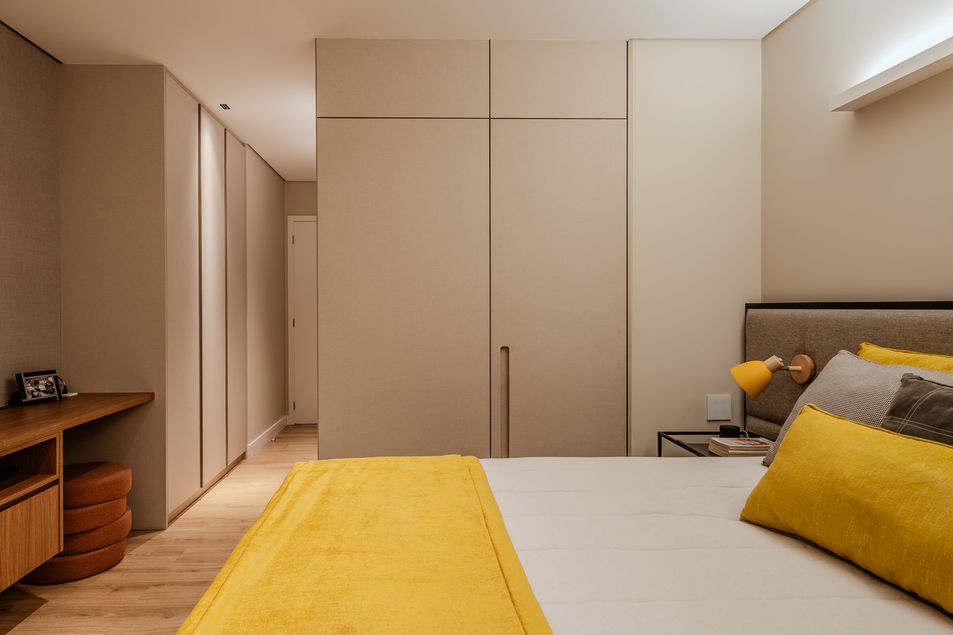 Quarto com mobiliário planejado Gala, armários integrados e detalhes amarelos